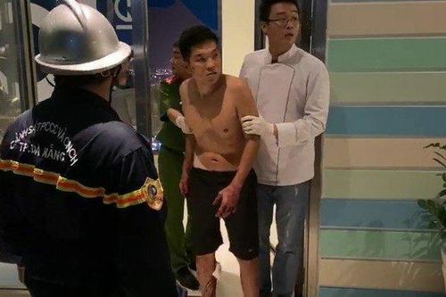 Giải cứu người đàn ông tự cắt bộ phận sinh dục rồi 'đu đưa' trên biển hiệu tầng 20 của khách sạn