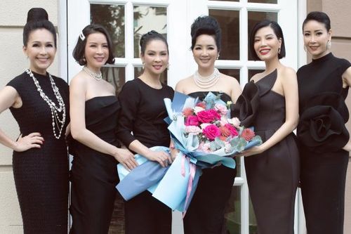 Khác biệt như dàn mỹ nhân đỉnh nhất Việt Nam, diện sắc đen toàn tập đi ăn mừng sinh nhật