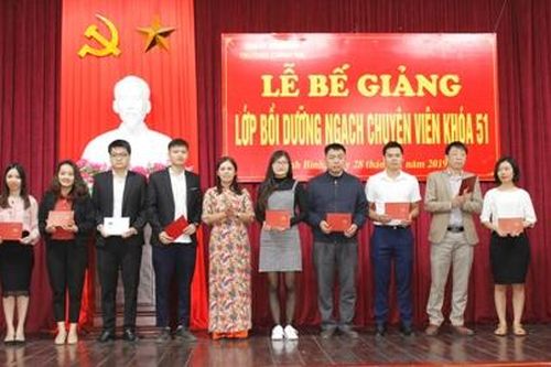 Bế giảng lớp bồi dưỡng kiến thức Quản lý nhà nước ngạch chuyên viên khóa 51