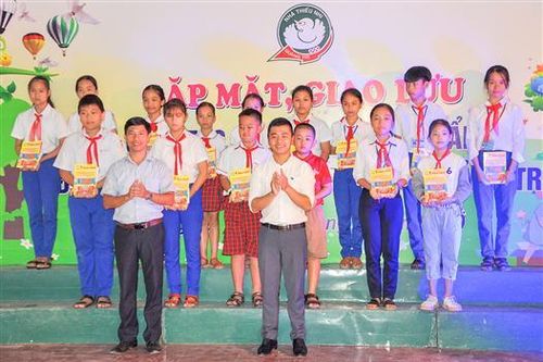 Tặng quà cho học sinh yêu thích viết văn, viết báo