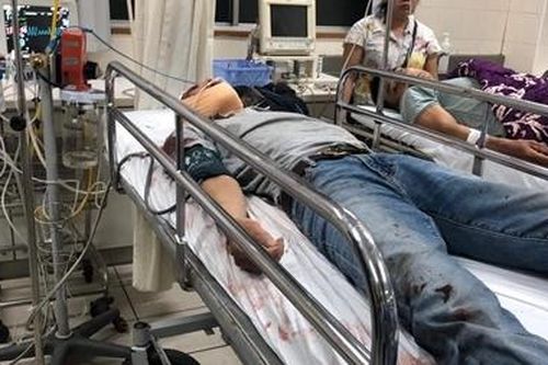 Nhóm côn đồ đi ôtô chém hai người trọng thương