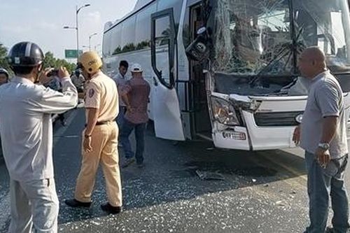 Xe khách chở học sinh tông và đuôi xe đầu kéo