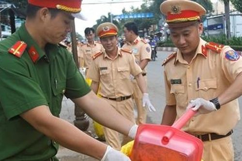Công an Bạc Liêu chung tay làm sạch môi trường