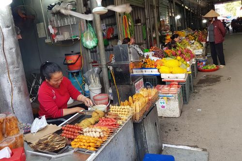 Hạn chế sử dụng túi ni lông ở chợ dân sinh: Cần có giải pháp từ gốc