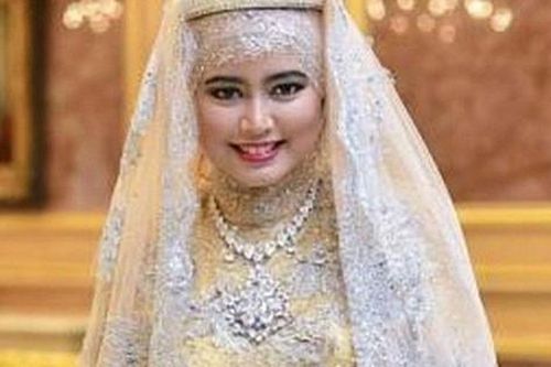 Đời tư kín tiếng của con gái Quốc vương Brunei - người sở hữu khối tài sản khổng lồ cùng tòa nhà dát vàng lóa mắt