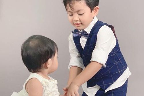 Con trai Khánh Thi 4 tuổi đã tự lập chăm sóc mình và em dù người lớn không chỉ bảo