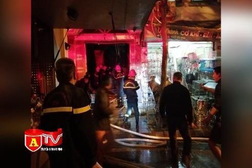 Cháy nhà dân lúc nửa đêm, hai người già thoát nạn