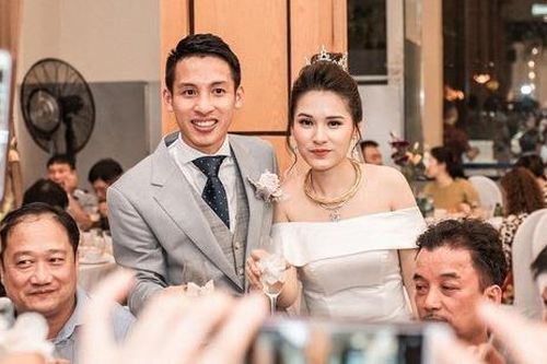 Tiền vệ Đỗ Hùng Dũng mừng đầy tháng con khi đang dự SEA Games