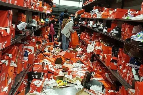 Mùa Black Friday, nhân viên bán hàng căng thẳng đến kiệt sức