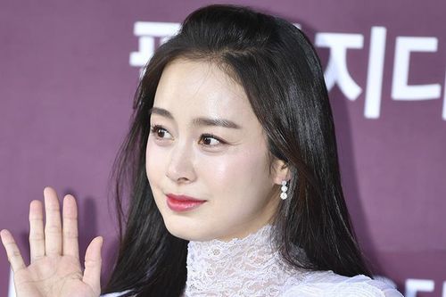 Kim Tae Hee lần đầu xuất hiện sau khi sinh con gái thứ hai