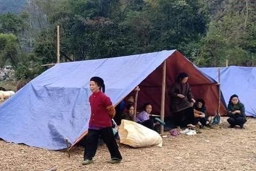 Người dân Cao Bằng dựng lều ngủ ngoài trời do sợ động đất