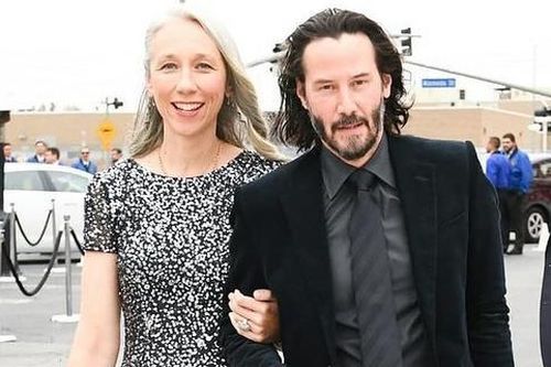 Keanu Reeves sắp dọn đến sống chung với bạn gái
