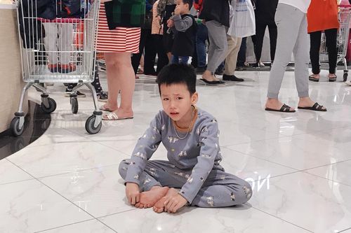 Con òa khóc vì mẹ mải mua sắm ngày Black Friday