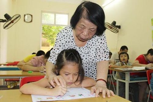 Hết lòng dạy chữ cho trẻ thiểu năng