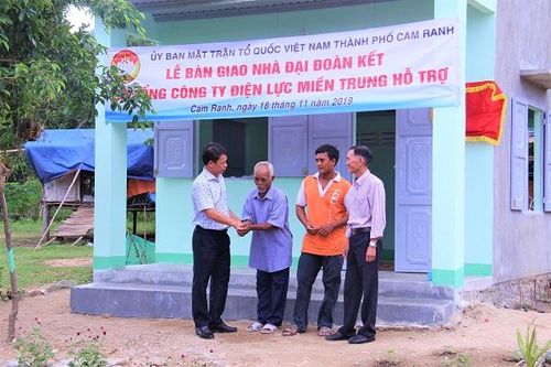 TCty Điện lực miền Trung và PC Khánh Hòa: Trao 7 căn nhà Tình nghĩa, nhà Đại đoàn kết