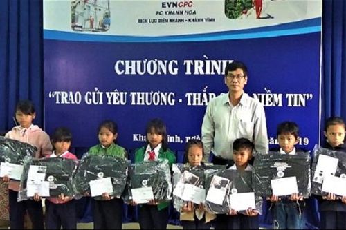 PC Khánh Hòa: Tặng 60 suất quà cho các hộ nghèo và học sinh nghèo học giỏi