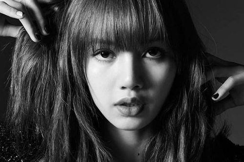 Lisa Blackpink khoe vẻ đẹp vượt thời gian trong loạt ảnh đen trắng