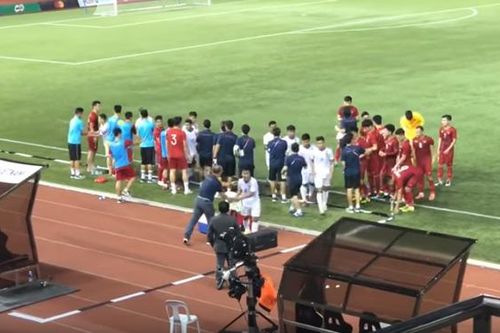 HLV Park Hang Seo gây sốt khi bắt tay từng cầu thủ U22 Lào sau trận đấu tại SEA Games 30