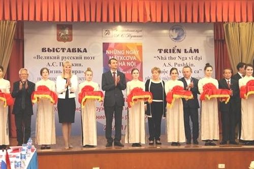 Triển lãm tranh 'Nhà thơ Nga vĩ đại A.S. Pushkin - Cuộc đời và thi ca'