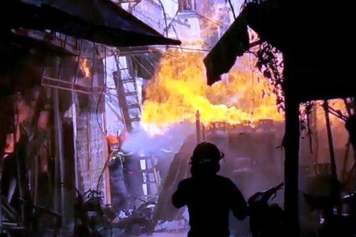 Nổ bình gas trong khu dân cư gây cháy lớn