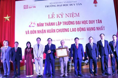 Đà Nẵng - Đại học Duy Tân nhận Huân chương Lao động hạng Nhất