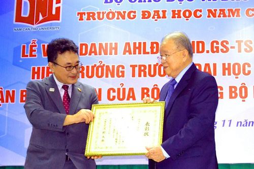 Bộ Ngoại giao Nhật Bản tặng bằng khen cho GS-TS Võ Tòng Xuân