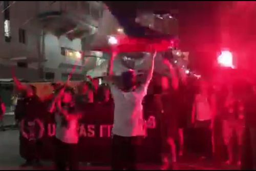 CĐV Philippines đốt pháo sáng cổ vũ đội nhà bên ngoài sân Rizal Memorial