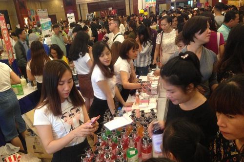 Black Friday: Chen lấn săn hàng giảm giá trong đêm Sài Gòn
