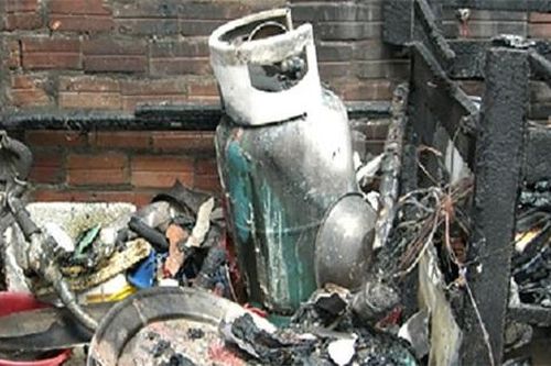Hỏa hoạn thiêu rụi một cửa hàng gas ở Hà Nội