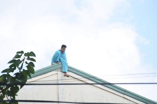 Giải cứu kẻ ngáo đá hò hét trên nóc Bệnh viện Đà Nẵng
