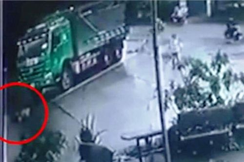 Xe ben cuốn bé gái đi xe đạp, kéo lê dưới đường ở Bình Định