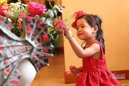 Vũ Cẩm Nhung khoe con gái 2 tuổi như búp bê