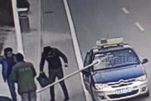 Công nhân bất cẩn, ống thép xuyên thủng xe taxi