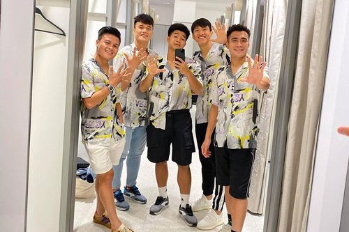 Quang Hải, Văn Hậu đi 'săn' hàng Black Friday trước trận gặp Indonesia