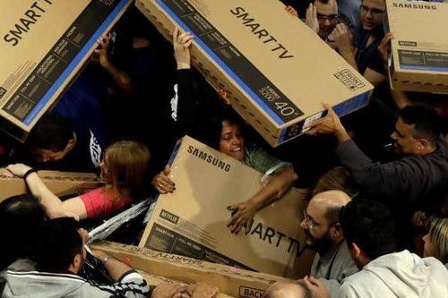 'Đặc sản' xô đẩy, giẫm đạp tới tử vong trong ngày thứ Sáu đen tối - Black Friday