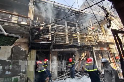 Cháy lớn do nổ xe chở gas tại phố Bùi Ngọc Dương (Hà Nội)