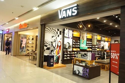Trái ngược ngày Black Friday: Nơi đông nghịt, chốn vắng khách mua sắm