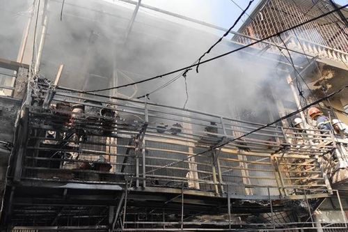 Kinh hoàng nổ bình gas gây cháy lớn, nhiều người dân ở Hà Nội hoảng loạn tháo chạy ra ngoài