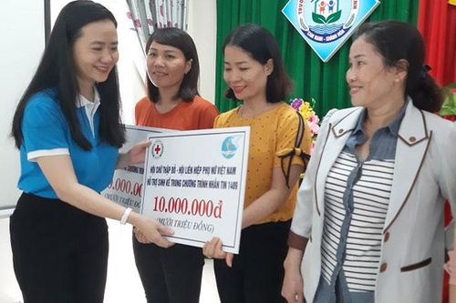 Hỗ trợ sinh kế cho 10 phụ nữ biên cương có hoàn cảnh khó khăn
