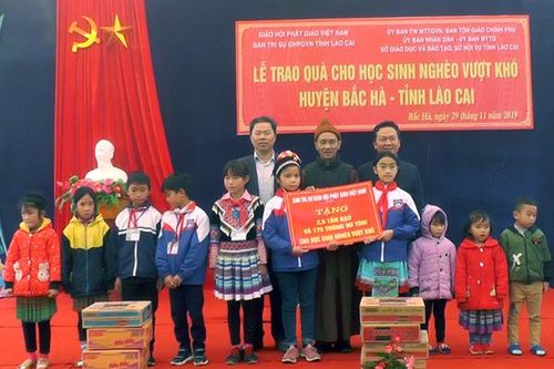 Trao quà cho học sinh nghèo vượt khó huyện Bắc Hà