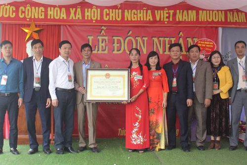 Đón nhận bằng công nhận làng nghề chè Tân Khê