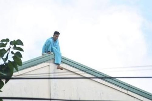 Đang hồi sức cấp cứu, bệnh nhân lên cơn 'ngáo' trèo lên nóc BV hò hét