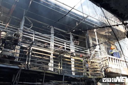 Hiện trường bình gas phát nổ thiêu cháy 4 nhà dân trên phố Thủ đô