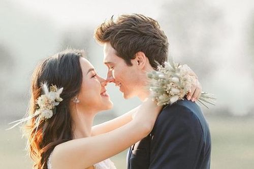 Trước thềm lễ cưới với chồng Tây, Á hậu Hoàng Oanh khoe bộ ảnh cưới đơn giản nhưng đầy lãng mạn