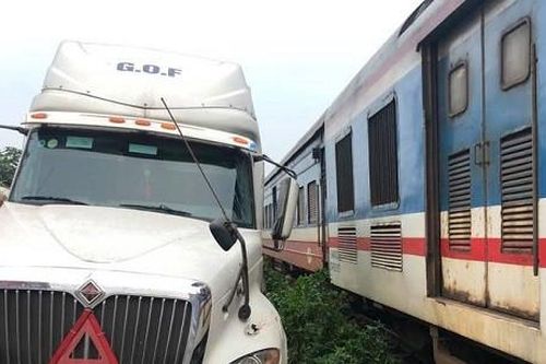 Va chạm với tàu hỏa, tài xế xe container may mắn thoát chết