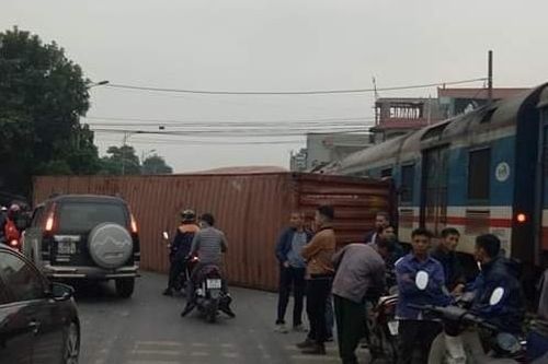 Xe container bị tàu hỏa húc văng 10 mét
