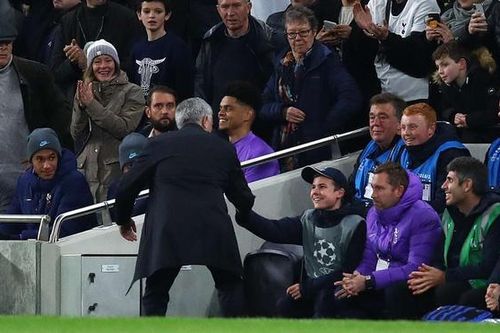 HLV Mourinho tặng quà cho cậu bé nhặt bóng của Tottenham