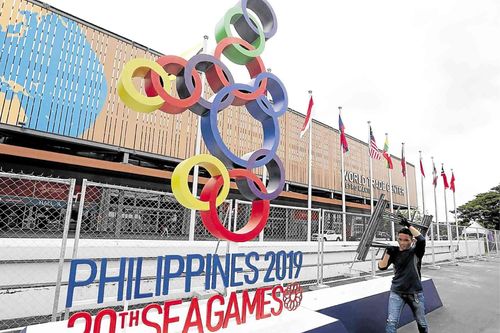 Xe chở đoàn Việt Nam và Lào tới khai mạc SEA Games đâm vào nhau
