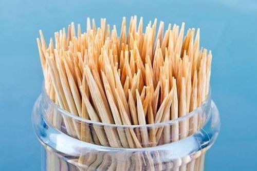 Bà đi pha sữa, bé một tuổi nuốt tăm suýt thủng ruột