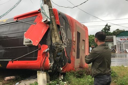 Xe khách giường nằm lật giữa đường, người dân phá kính cứu người